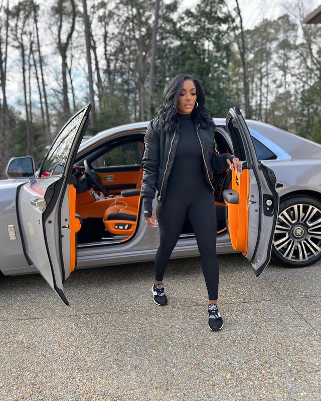Porsha Williams showing off her new car gifted by her fiance 
